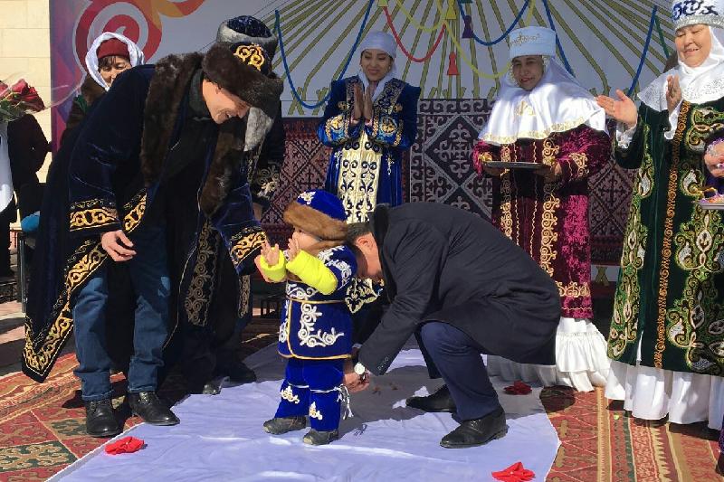 Тұсау кесу дәстүрі. Традиция тусау кесер. Казахский обряд тұсау кесу. Обряда тушоо кесуу. Кыргызские обычаи "тушоо кесуу ".